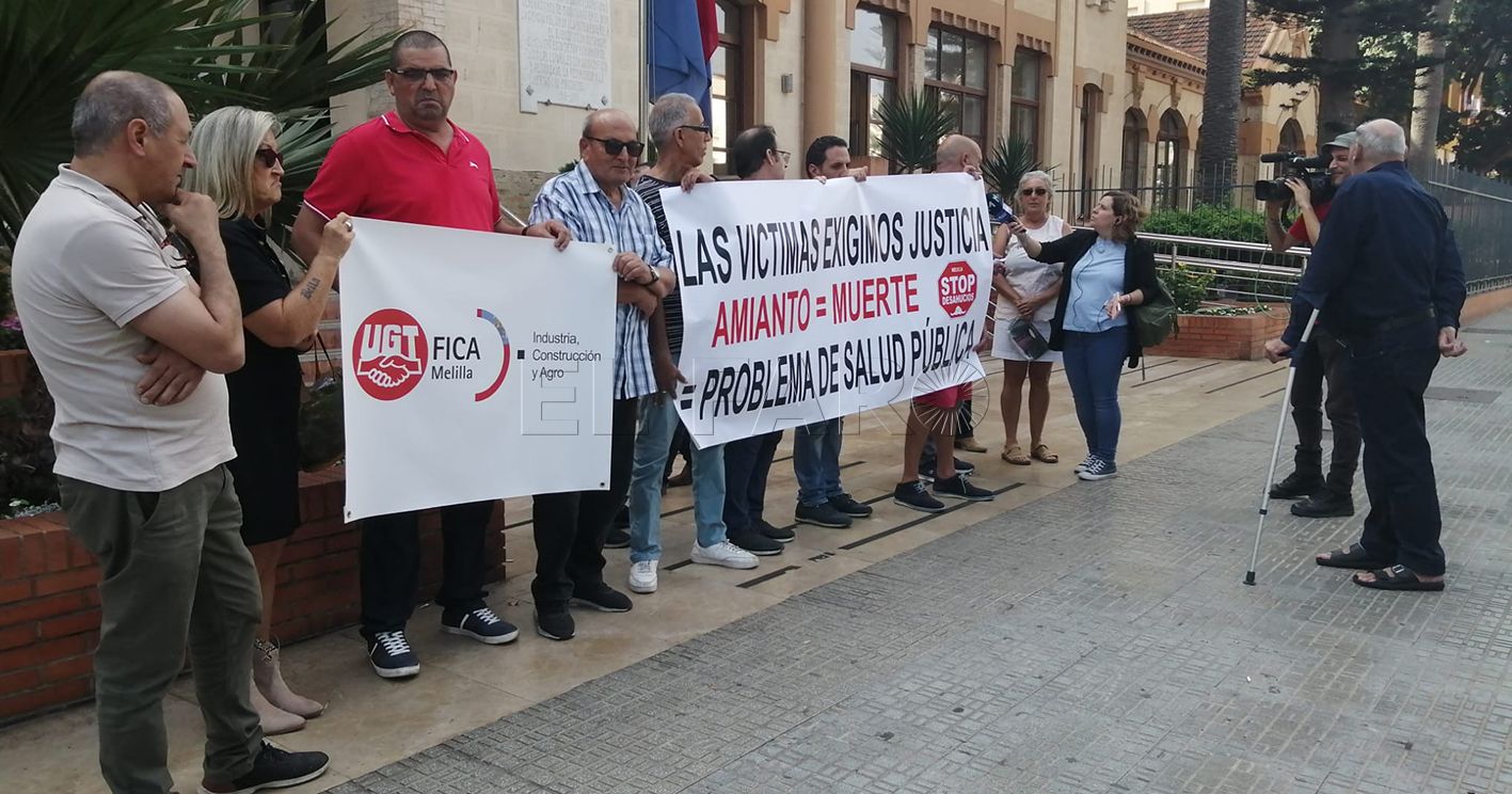 concentración amianto recorte 1 Stop Desahucios se solidariza con UGT-FICA Melilla