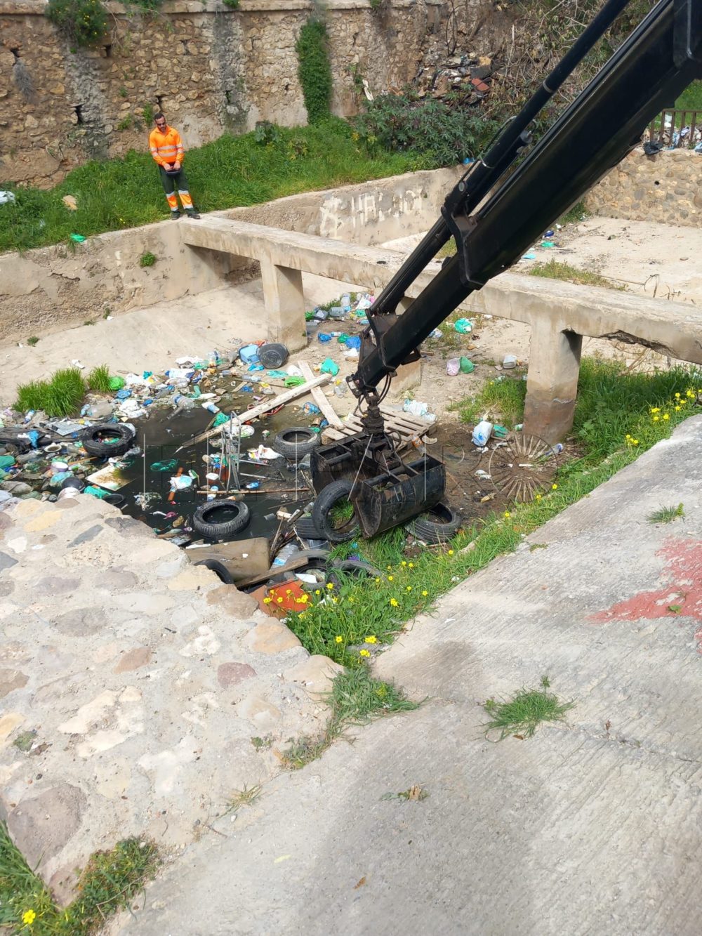 dac1a42a 3b91 4878 8de1 39d9be52bbd2 e1678966929344 La Ciudad retira todos los neumáticos abandonados de Melilla
