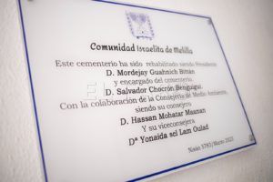 placa cementerio La Consejería de Medio Ambiente inaugura las remodelaciones del cementerio hebreo