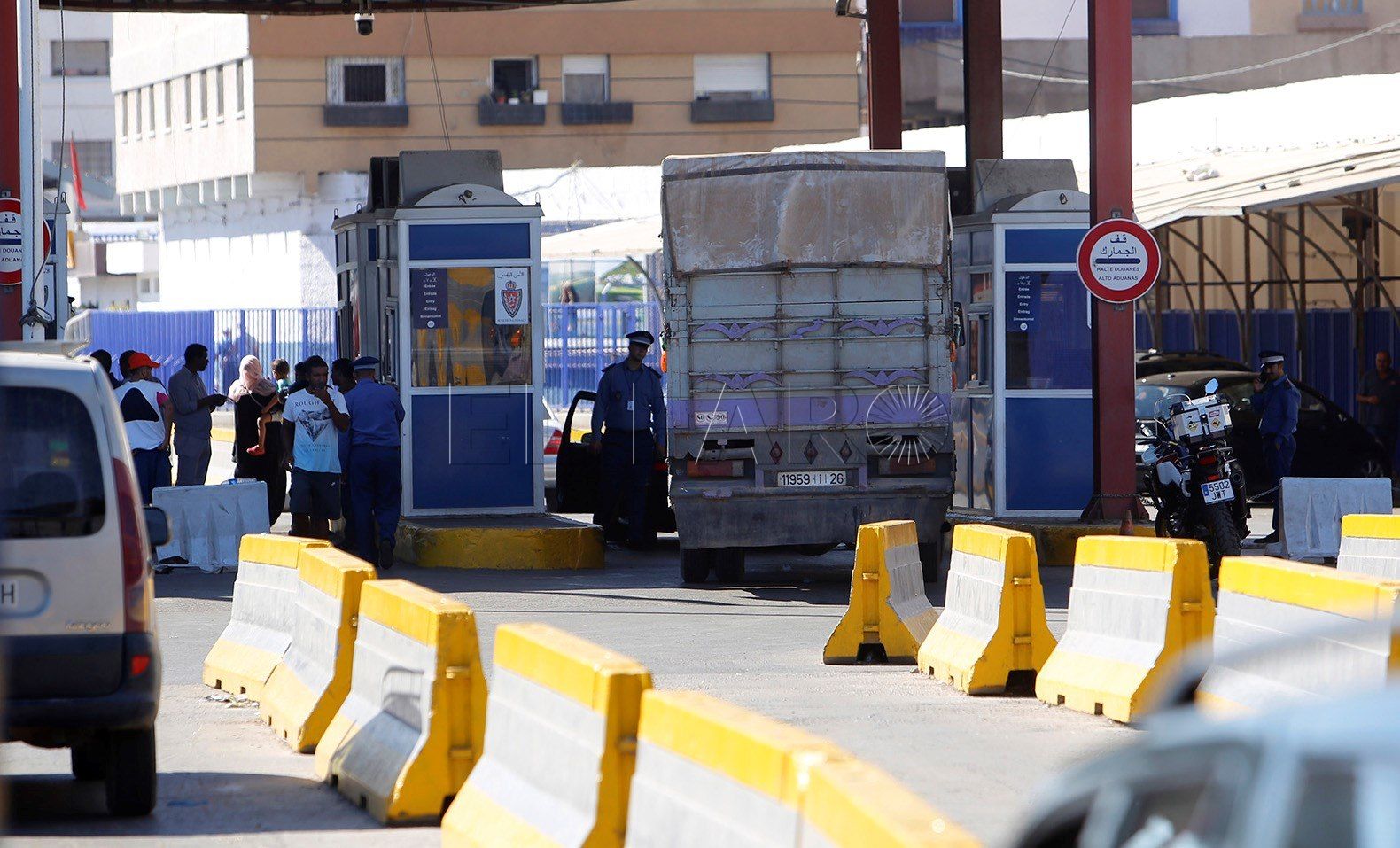 GRAF5893. MELILLA, 14/08/2018.- Camiones en la frontera de Beni-Enzar tras la decisión de Marruecos de cerrar la aduana comercial. El Gobierno español aseguró hoy que defenderá los intereses de la ciudad española norteafricana de Melilla ante la decisión de Marruecos de cerrar la aduana comercial en la frontera de Beni-Enzar. EFE/F.G.Guerrero