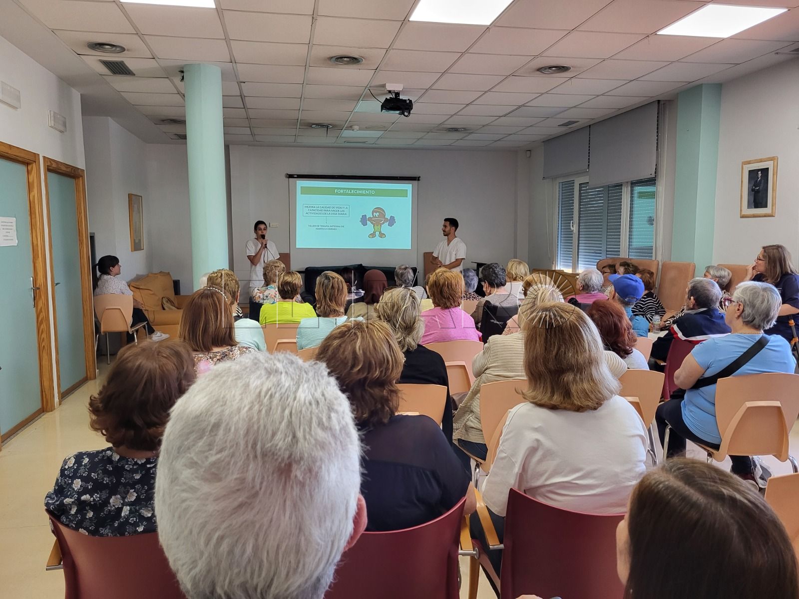 Centro de Mayores El Centro Social de Mayores imparte una charla sobre envejecimiento activo y prevención de caídas