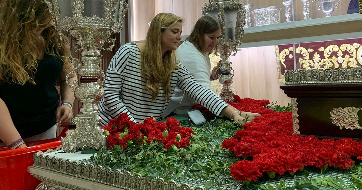 Flores Unión y nervios en la cofradía del Cautivo a un día de su salida en procesión