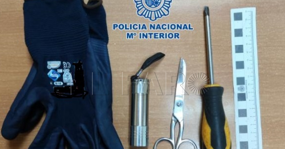 Foto 1 2 e1682595115297 Sorprendido forzando un coche en Carlos Ramírez de Arellano