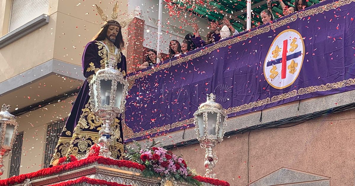 Jesús Cautivo Devoción ante el paso de Jesús Cautivo por las calles de Melilla