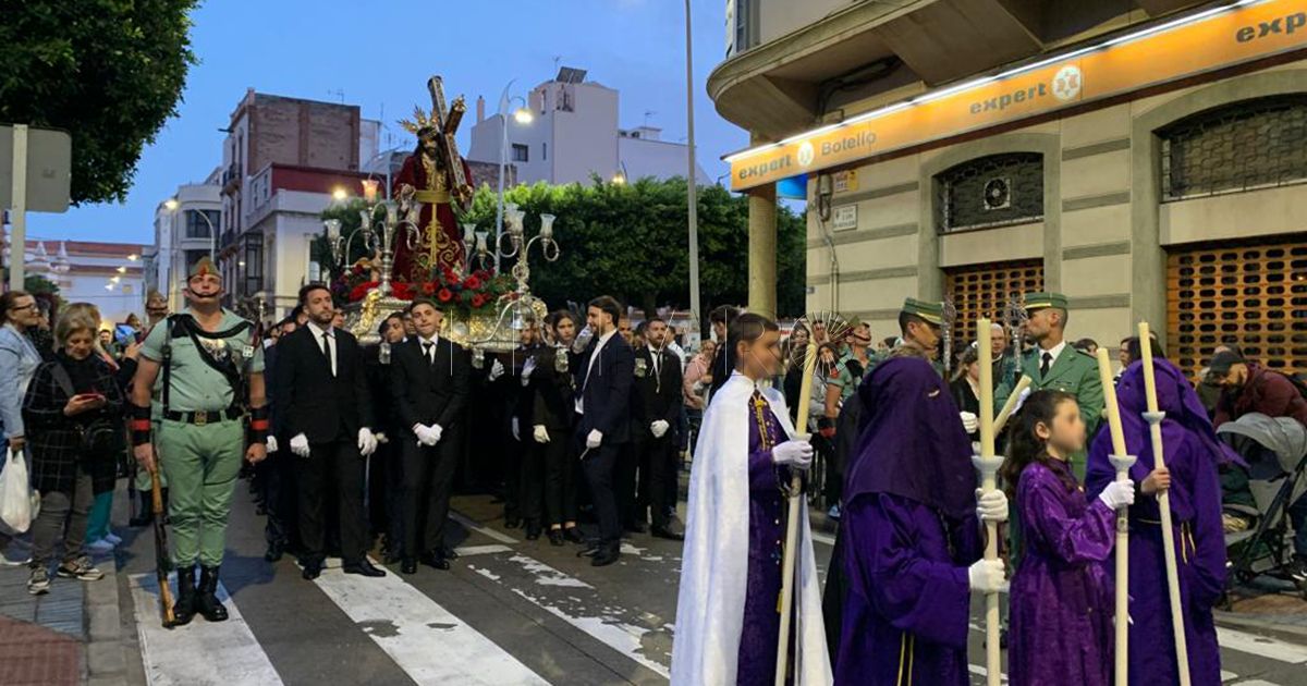 Nazareno 1 Solemnidad y fervor a la salida del Nazareno y María Santísima de los Dolores