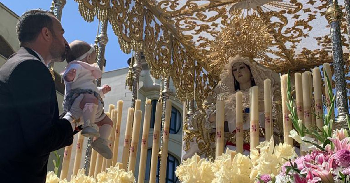 Virgen del Rocío Cientos de personas arropan a la Virgen del Rocío por las calles de Melilla