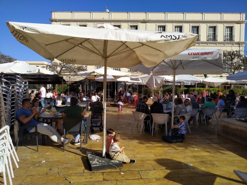 WhatsApp Image 2023 04 16 at 18.29.39 ¿Se llenan las terrazas en Melilla? Hosteleros y clientes no se ponen de acuerdo