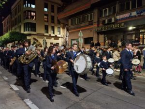 fc797556 00fc 4ba2 8193 4c2b3980adf9 Explosión de juventud en el Santo Entierro
