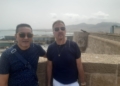 Arturo y Antonio frente al Torreon del Bernal Frances Niegan el acceso al Fuerte de Rostrogordo a turistas del crucero Evrima