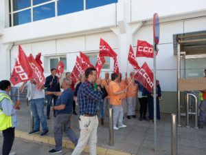 CCOO Protesta de los trabajadores de mantenimiento y limpieza del aeropuerto de Melilla por impago de sus salarios