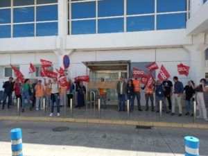 CCOO lejos Protesta de los trabajadores de mantenimiento y limpieza del aeropuerto de Melilla por impago de sus salarios