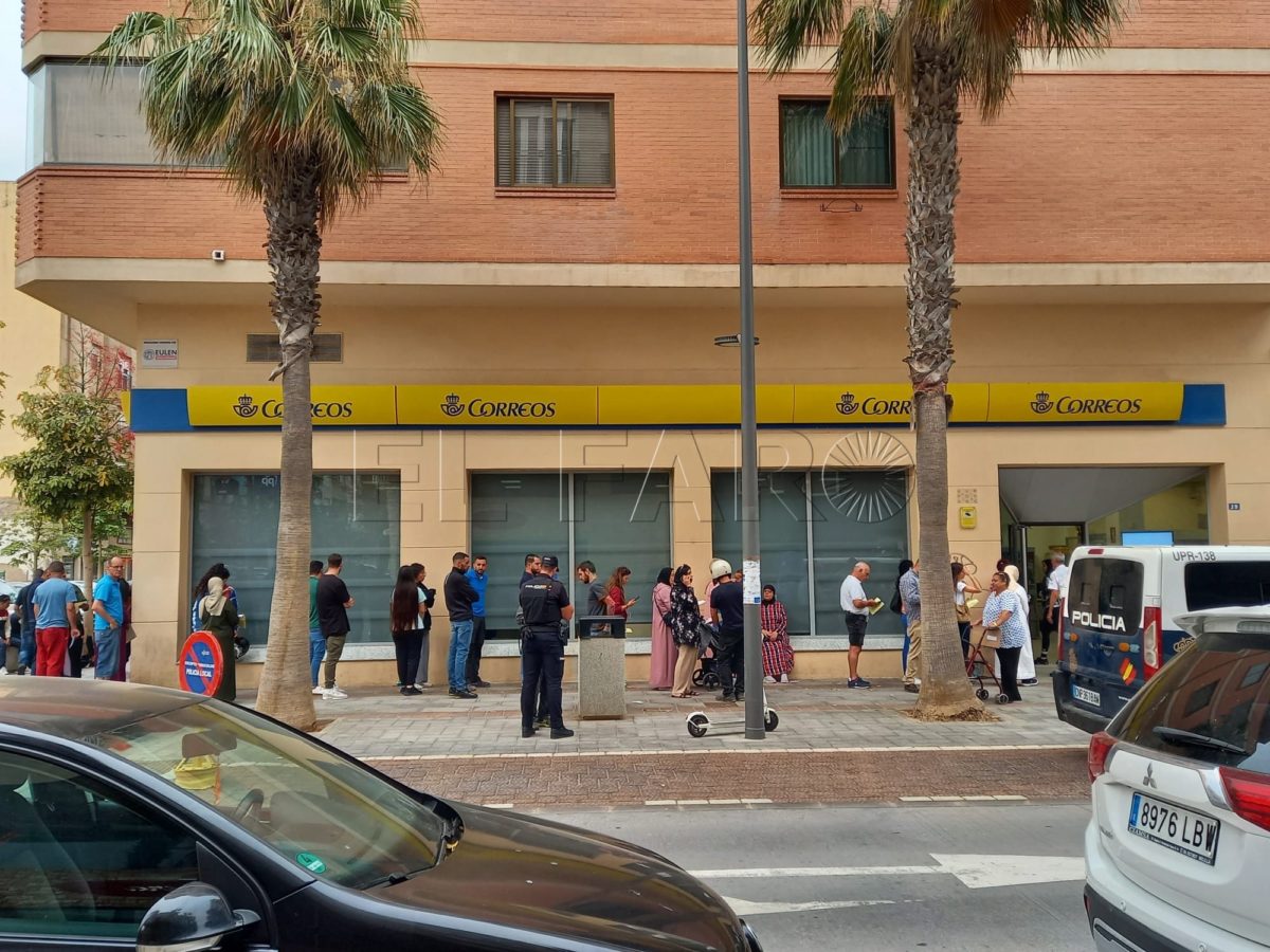 Correos e1684317738361 Las colas en Correos por el voto alteran la campaña electoral en Melilla