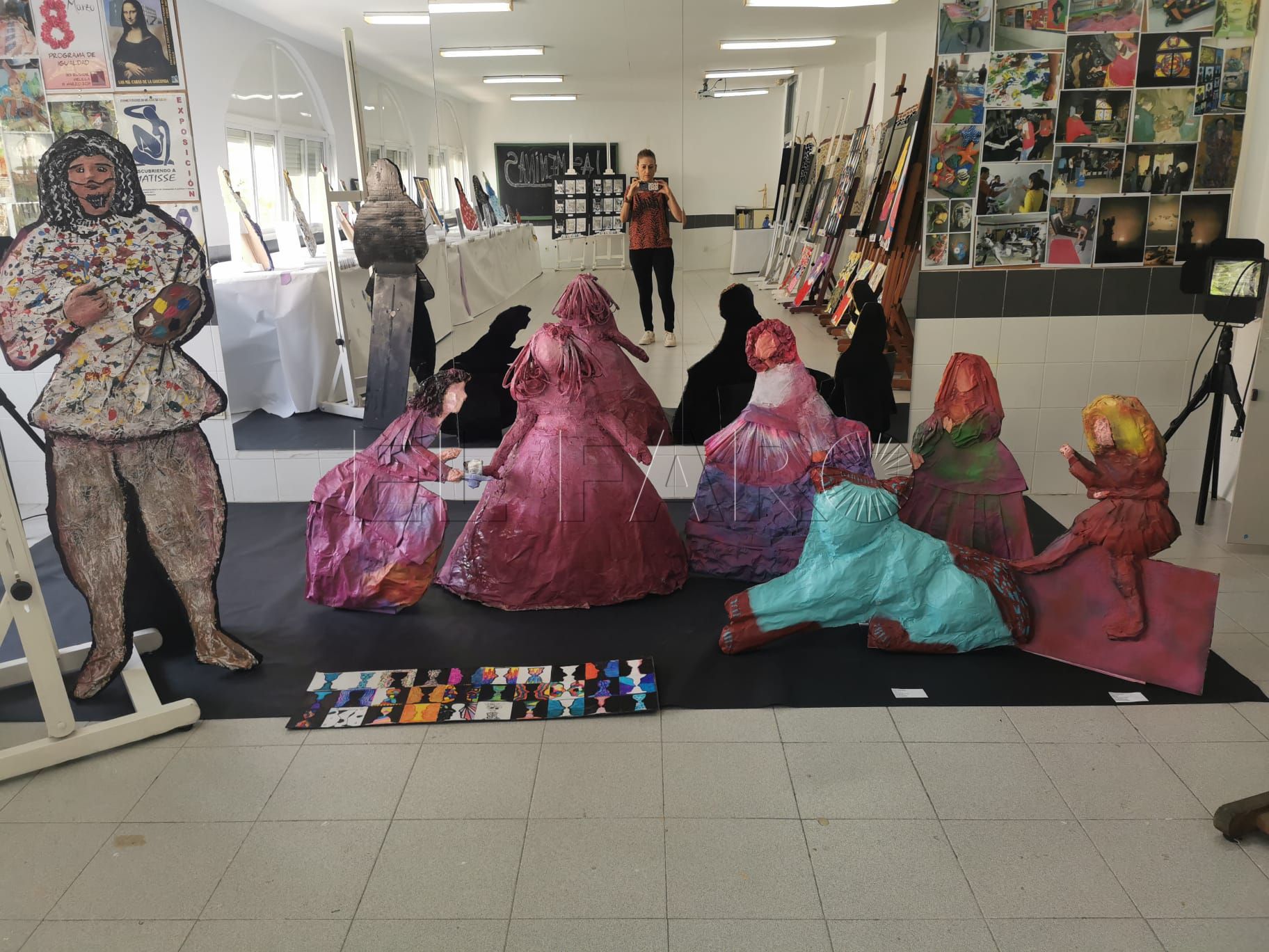 El IES Rusadir inaugura una exposición inspirada en Las Meninas de Velázquez dentro del proyecto “Cásate y Calla”