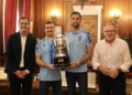 FwZ 58NWcAAaGOz El Melilla recibe la Copa de campeón del grupo quinto de la Segunda RFEF