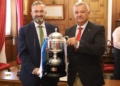 FwaIHUAX0AMj6TU El Melilla recibe la Copa de campeón del grupo quinto de la Segunda RFEF