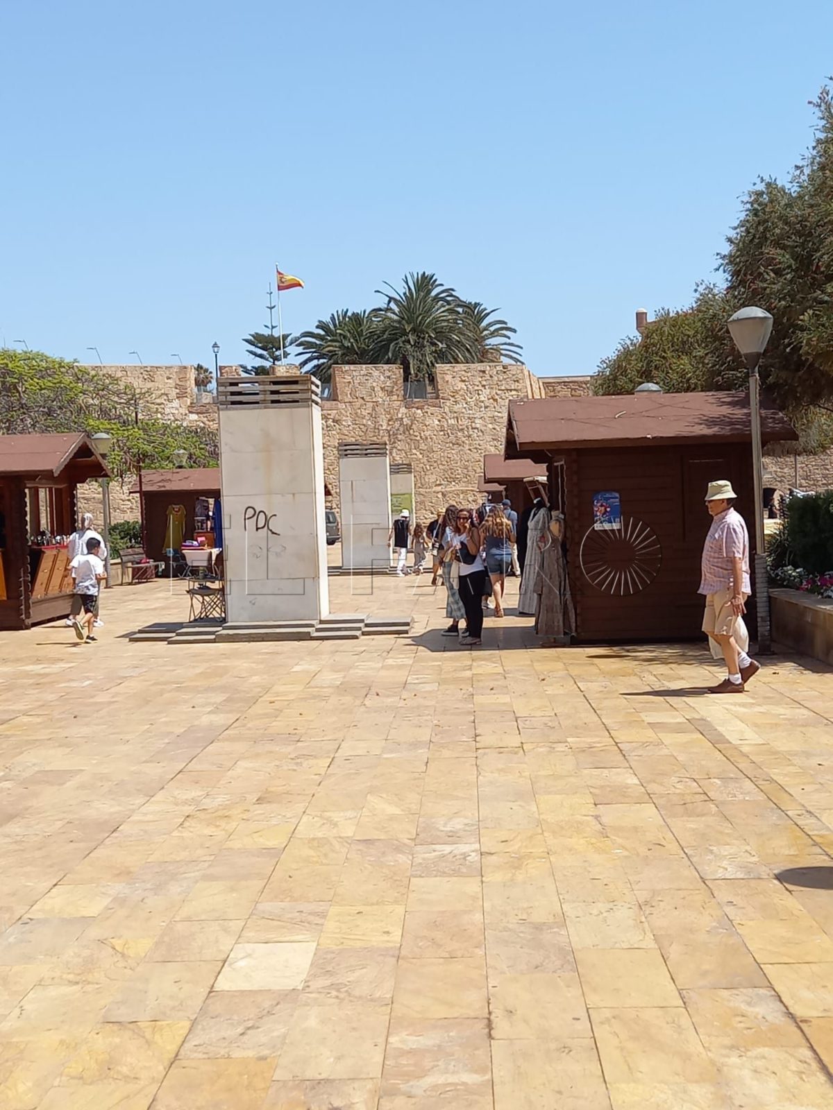 El mercadillo intercultural de la III Semana de la Diversidad despliega el crisol de culturas que componen Melilla