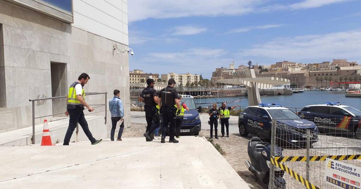 Momento en que trasladan detenido a Mohamed Ahmed Al Lal En libertad los 9 detenidos por la presunta compra de votos en Melilla