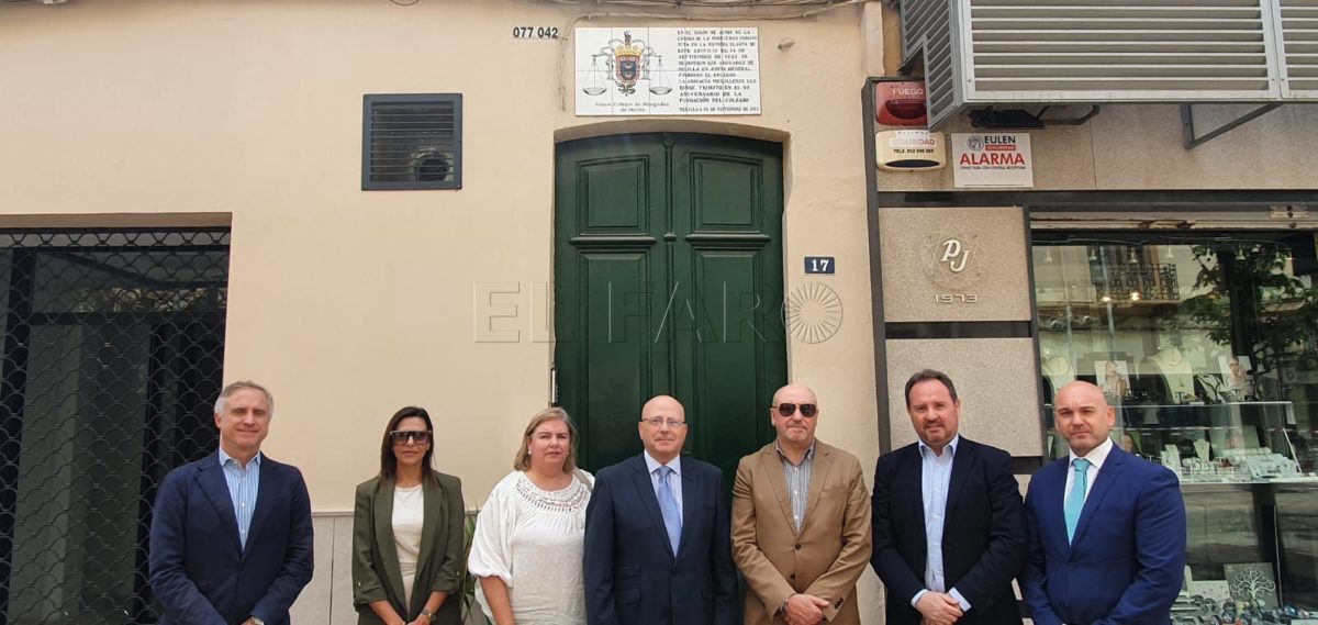Placa e1683052333262 El Colegio de Abogados presenta la placa renovada por el aniversario de su fundación