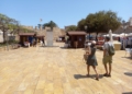 Rosa comprando El mercadillo intercultural de la III Semana de la Diversidad despliega el crisol de culturas que componen Melilla