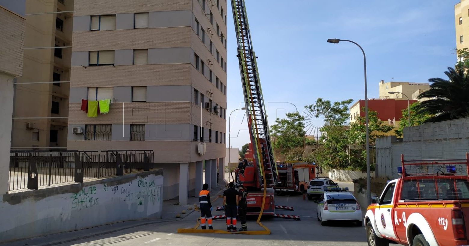 WhatsApp Image 2023 05 02 at 11.29.03 e1683047407125 Desalojados más de la mitad de los vecinos del edificio que sufrió un incendio en Averroes