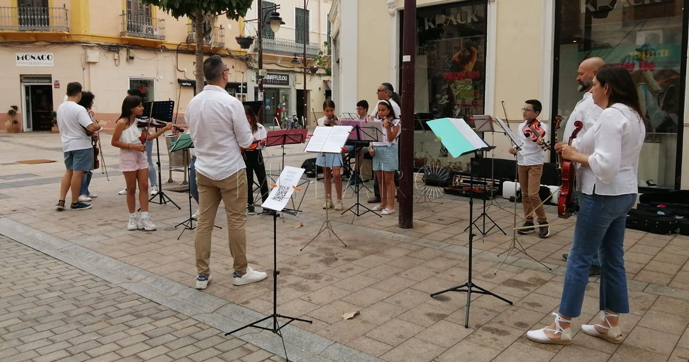 WhatsApp Image 2023 05 13 at 11.10.26 1 recorte Los alumnos de la escuela de música de Asbanor sacan sus violines a la calle O'Donnell
