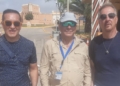 arturo y antonio cruceristas del EVRIMA frente al Fuerte de Rostrogordo 1 Niegan el acceso al Fuerte de Rostrogordo a turistas del crucero Evrima