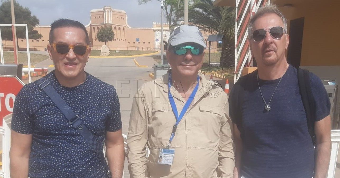 arturo y antonio cruceristas del EVRIMA frente al Fuerte de Rostrogordo e1683280848731 Niegan el acceso al Fuerte de Rostrogordo a turistas del crucero Evrima