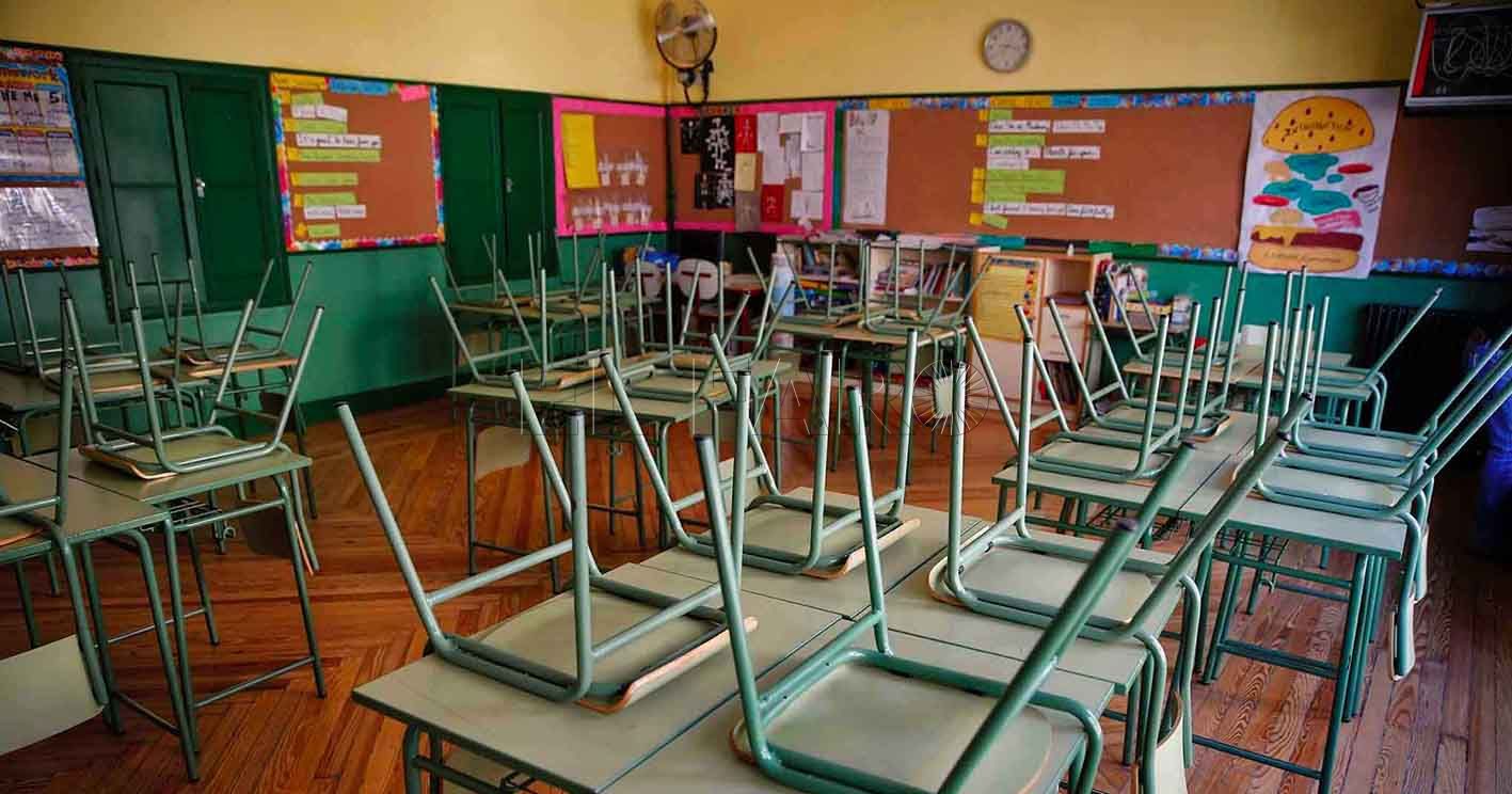 GRAF5326. MADRID, 11/03/2020.- Un aula desierta en el colegio público Rufino Blanco en Madrid, este miércoles. La suspensión de clases en las comunidades de Madrid y La Rioja y en las localidades alavesas de Vitoria y Labastida supone una situación inédita que obliga a los padres a improvisar el cuidado de sus hijos e inquieta a los alumnos con exámenes pendientes, mientras que algunos profesores tendrán que impartir las materias a distancia. EFE/ Paco Campos