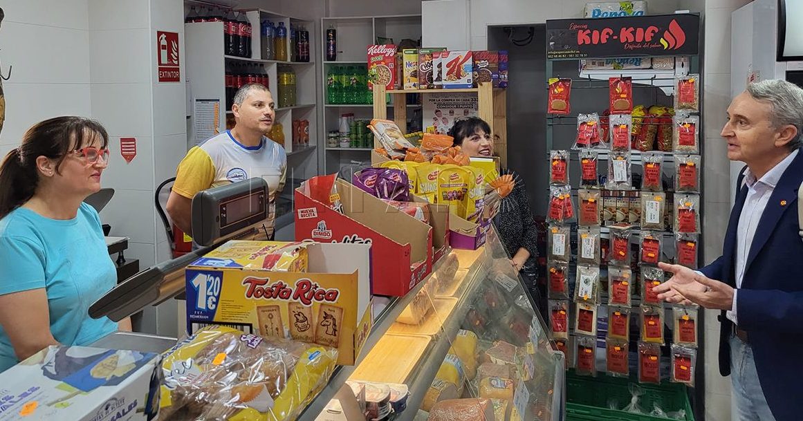comercio melilla e1684768529468 Tasende alerta de la necesidad de invertir la tendencia en el pequeño comercio: "Hay más cierres que aperturas"