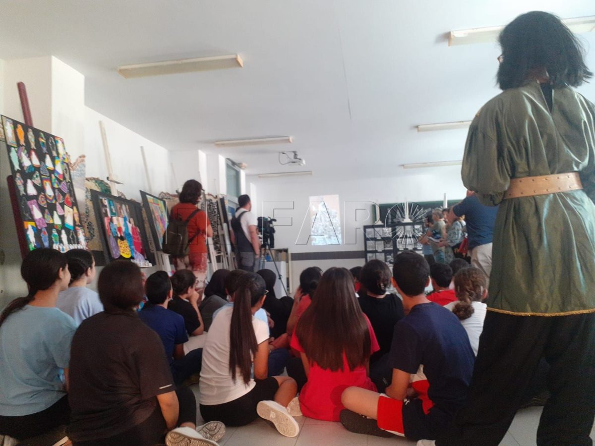 Inaugurado la exposición del proyecto “Cásate y Calla” en el IES Rusadir inspirada en Las Meninas de Velázquez