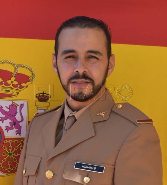 Un soldado de Regulares interviene en el incendio de Averroes
