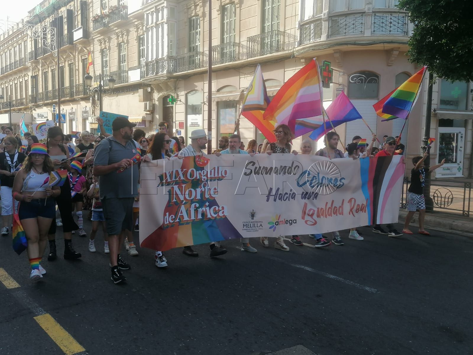 12 4 Un centenar de personas se lanzan a la calle por el Orgullo
