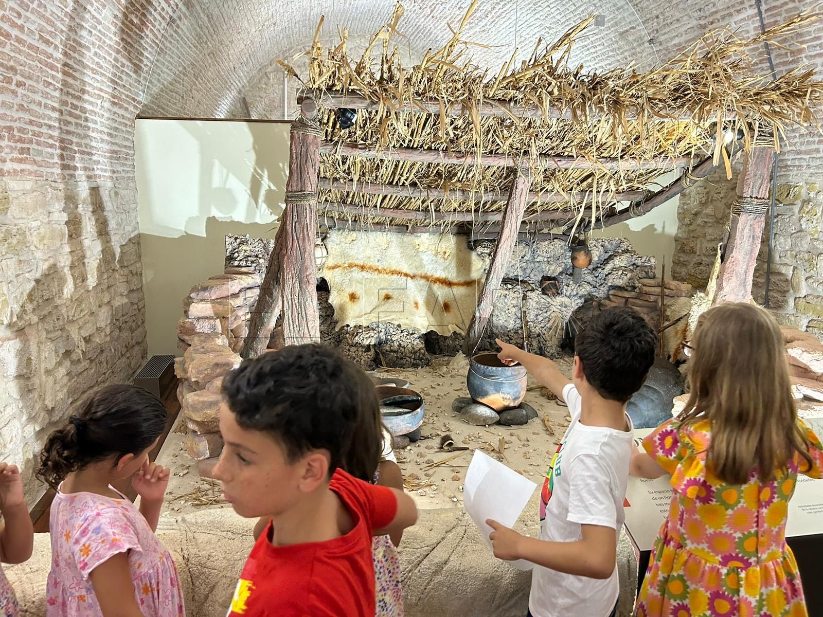 181 Una decena de brújulas orientan el taller infantil ‘Rumbo a babor’