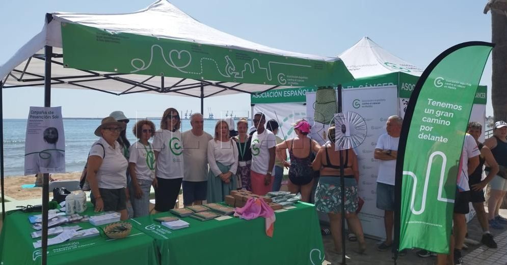 78f070dd 52ee 40cf a99a 47c9a90c1df9 e1686999361910 La AECC de Melilla lleva su campaña de prevención del cáncer de piel a la playa de Los Cárabos