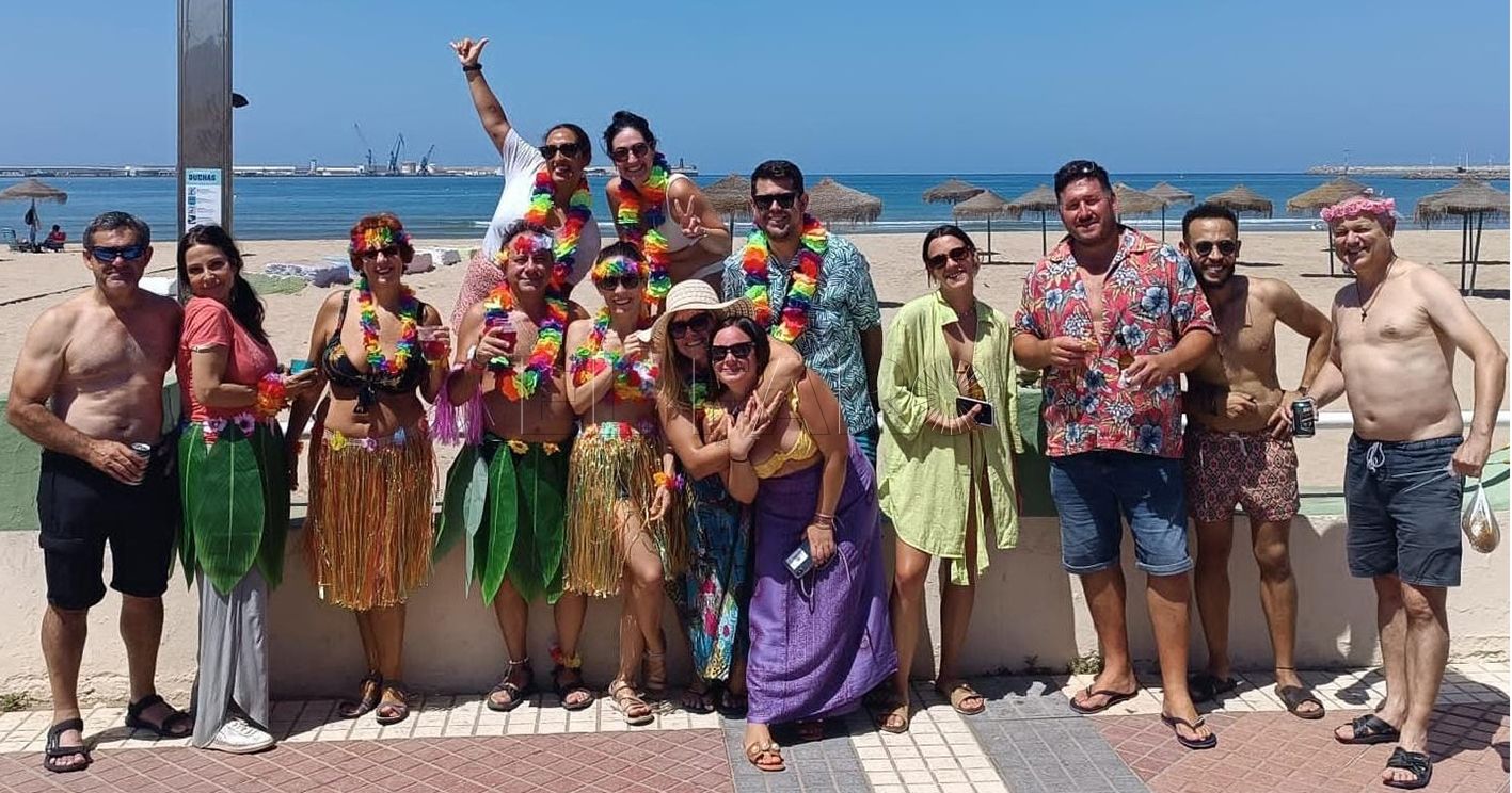 GRUPO DE AMIGOS DESPIDIENDO A AGA recorte Fiesta hawaiana para despedir a Aga