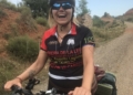aga en bici Fiesta hawaiana para despedir a Aga