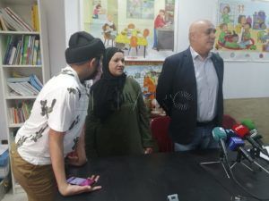 casares y fatma El AMPA del CEE Reina Sofía protesta porque un conductor veta a un niño en su autobús