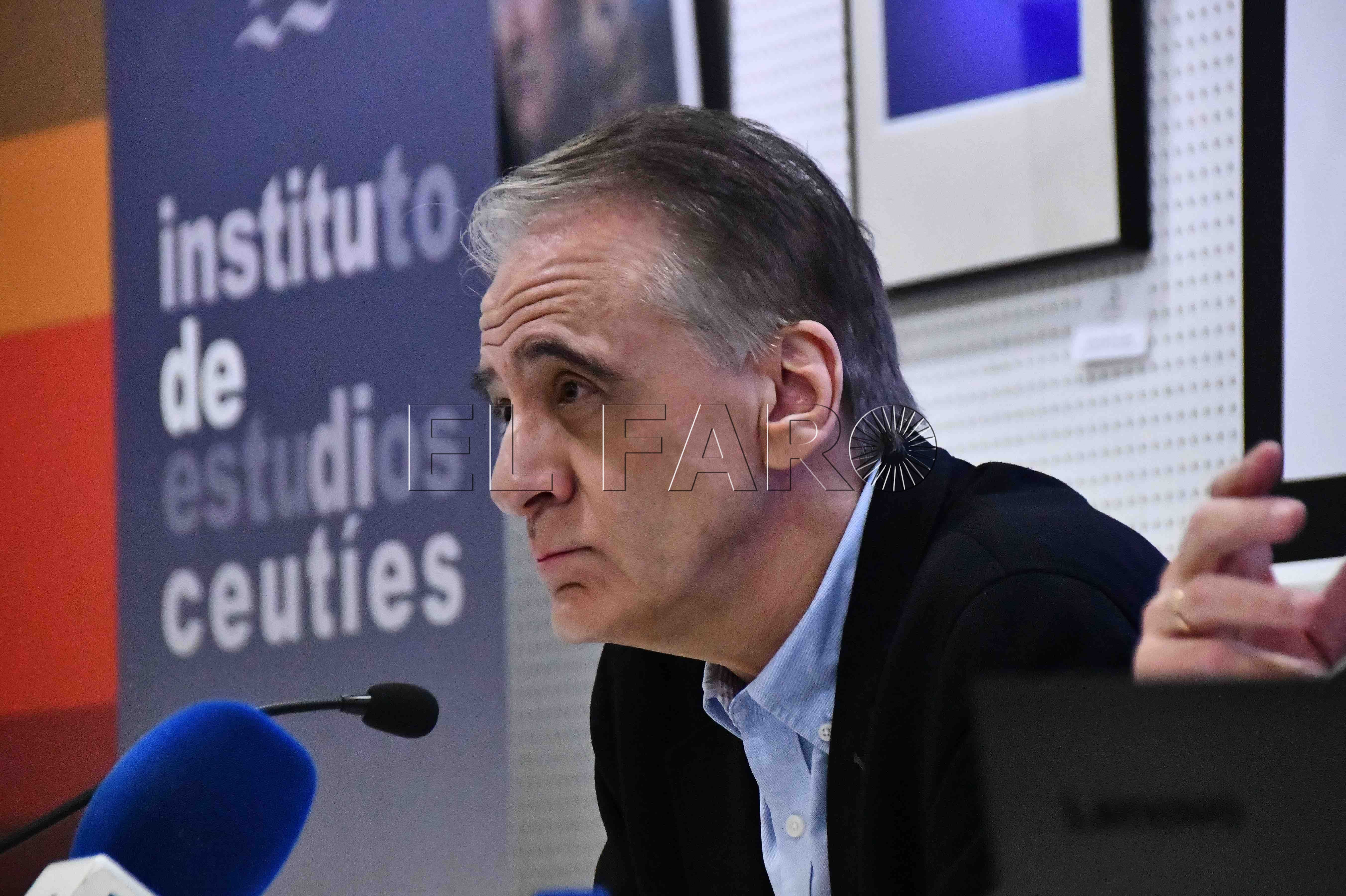conferencia ignacio cembrero biblioteca 8 Cembrero: “Marruecos solo ha cumplido con el control de la inmigración”