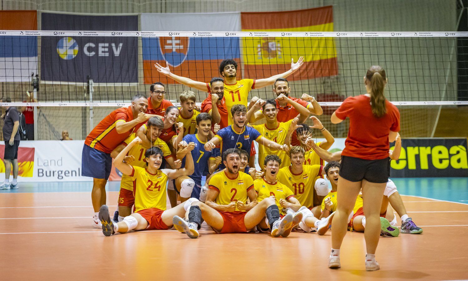 F1tJldWWIAAiLMH España se mete en el Europeo Sub-22 de voleibol