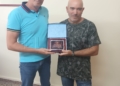 PLACA AL DIRECTOR DEL IES ENRIQUE NIETO La Peña Barcelonista premia a una nueva promoción de alumnos de la Escuela Luisca