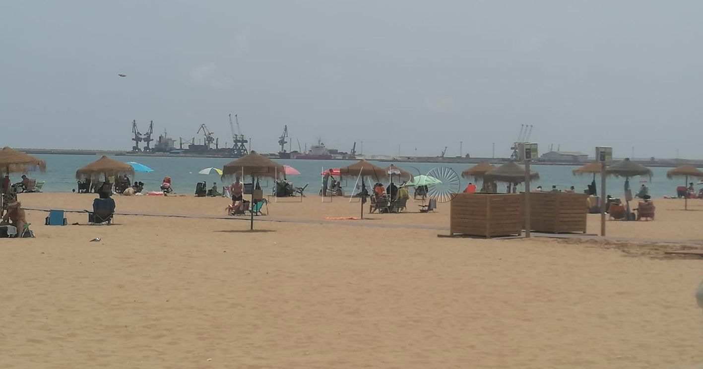 playa recorte 1 La Aemet prevé una temperatura máxima de unos 35 grados el miércoles y el jueves