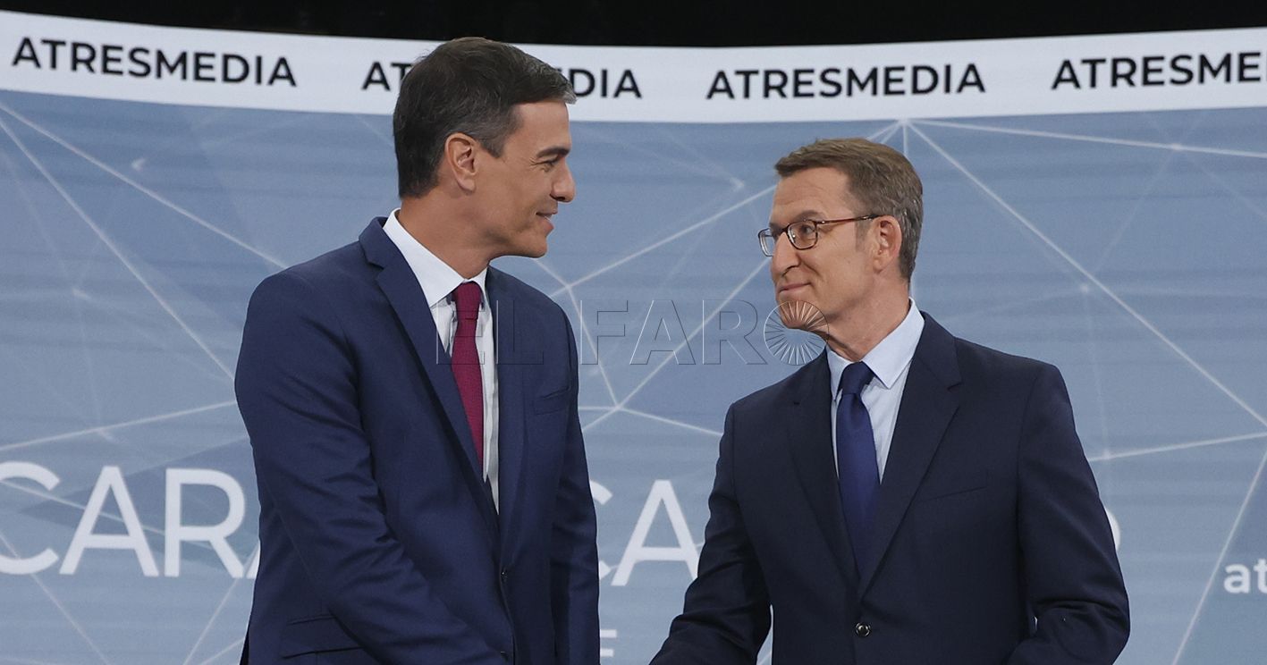 MADRID , 10/07/2023.- Los candidatos a la presidencia del Gobierno, el socialista Pedro Sánchez (i) y el popular Alberto Núñez Feijoo, antes de iniciar el debate electoral hoy lunes en Madrid. EFE/ Juanjo Martín.