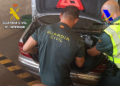 01 Inspeccion interior maletero La Guardia Civil detiene en el Puerto al conductor de un vehículo que llevaba ocultos 63 paquetes de hachís