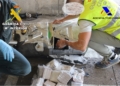 02 Extracción droga del combustible La Guardia Civil detiene en el Puerto al conductor de un vehículo que llevaba ocultos 63 paquetes de hachís