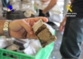 03 Detalle droga intervenida La Guardia Civil detiene en el Puerto al conductor de un vehículo que llevaba ocultos 63 paquetes de hachís