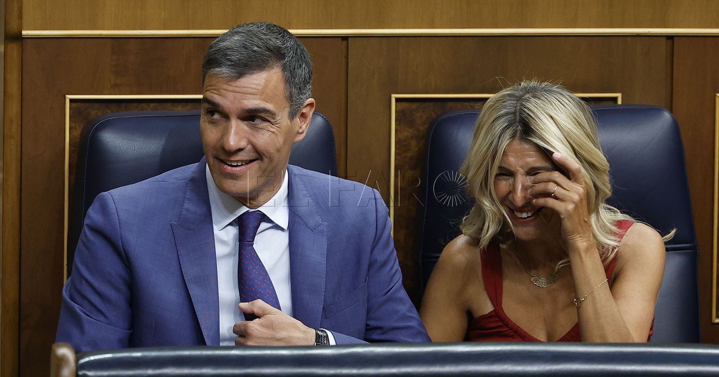 MADRID, 17/08/2023.- El presidente del Gobierno en funciones y diputado socialista Pedro Sánchez (i) conversa con la ministra de Trabajo en funciones y diputada de Sumar Yolanda Díaz (d) conversan en el Congreso de los Diputados mientras asisten a la votación de la mesa y el acatamiento de la Constitución, este jueves en Madrid. EFE/ Chema Moya