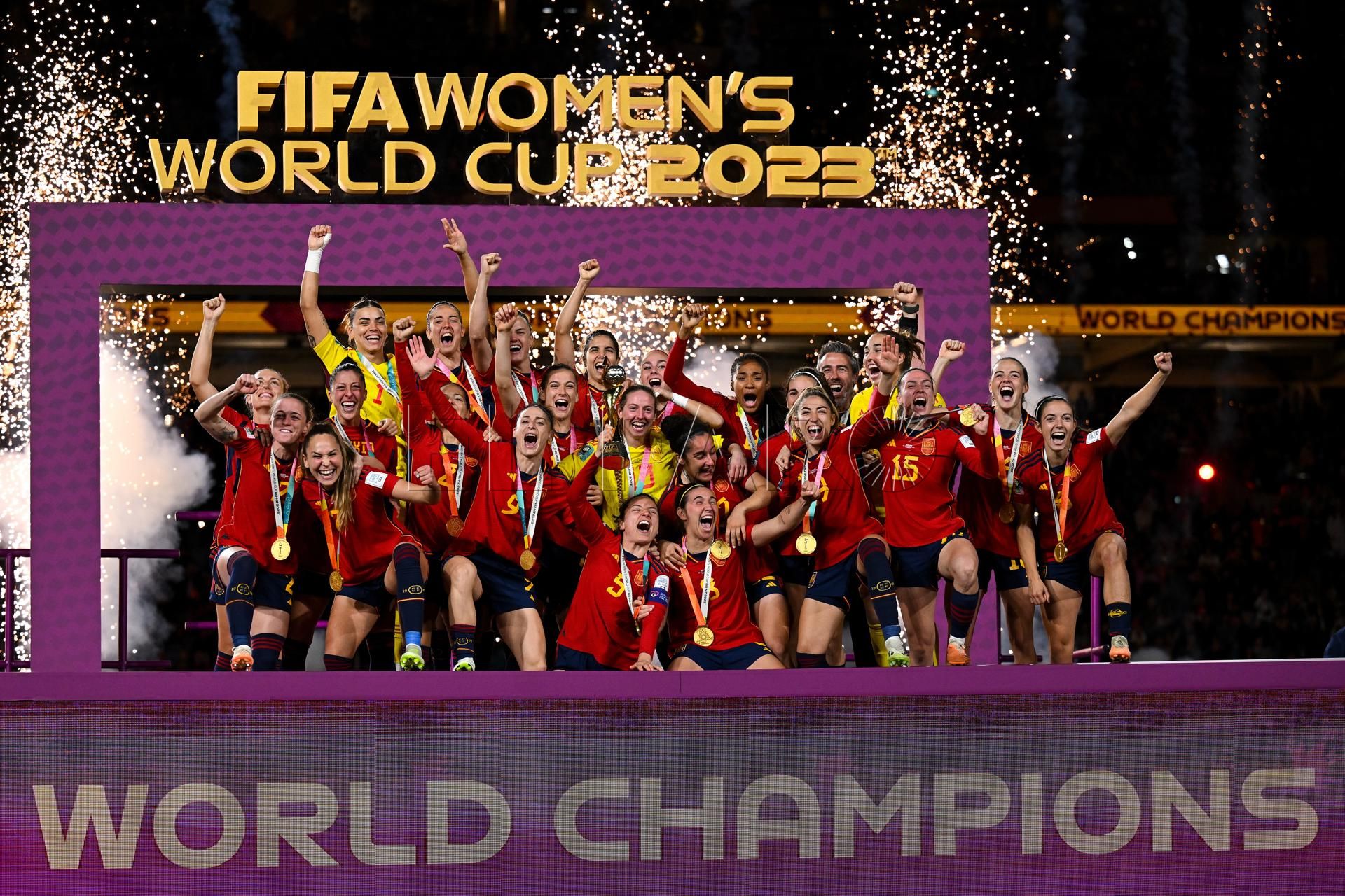 Sydney (Australia), 20/08/2023.- Team Spain celebrate with the winner'Äôs trophy after winning the FIFA Women's World Cup 2023 Final soccer match between Spain and England at Stadium Australia in Sydney, Australia, 20 August 2023. (Mundial de Fútbol, España) EFE/EPA/DEAN LEWINS AUSTRALIA AND NEW ZEALAND OUT