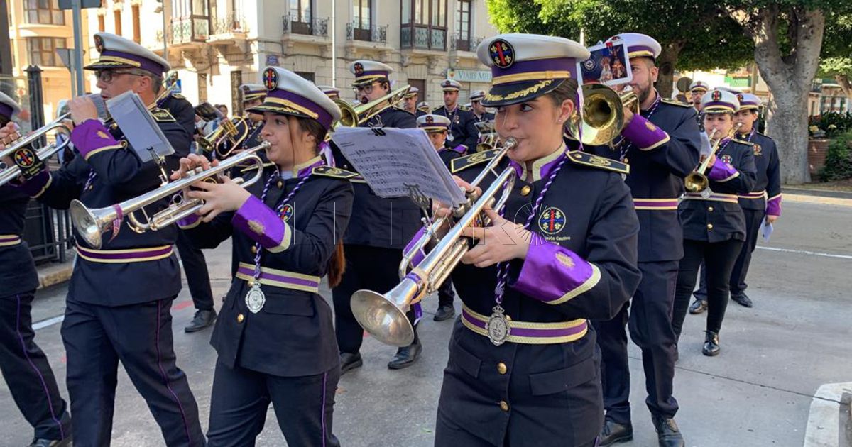 Miembros de dos bandas de música de Sevilla se unen a las jornadas de puertas abiertas de la Agrupación del Cautivo