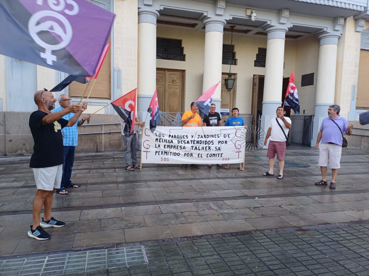 CGT e1692270622248 CGT se concentra para protestar por la situación de los trabajadores de parques y jardines de la ciudad