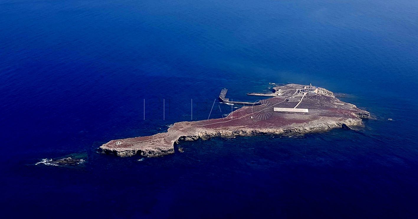 Foto aérea Isla de Alborán recorte Ni Melilla ni Ceuta: Almería, única ciudad española entre dos continentes
